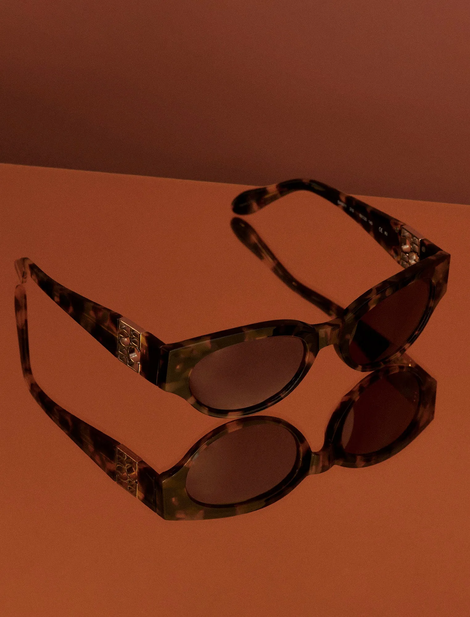 Signature Oval Icon Sunglasses