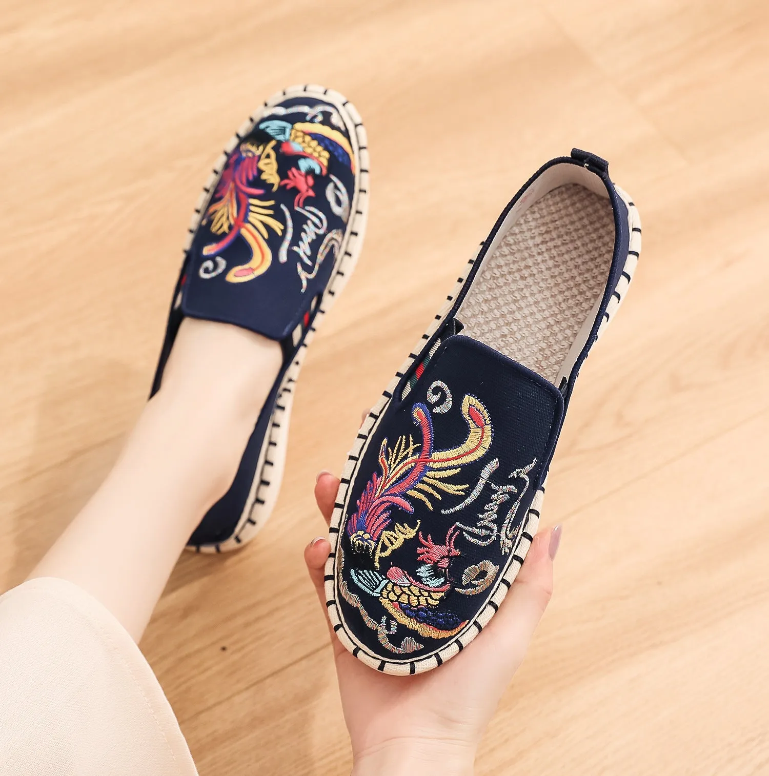 Women's Style Cloth Embroidered Flat Ancient Soft Canvas Shoes