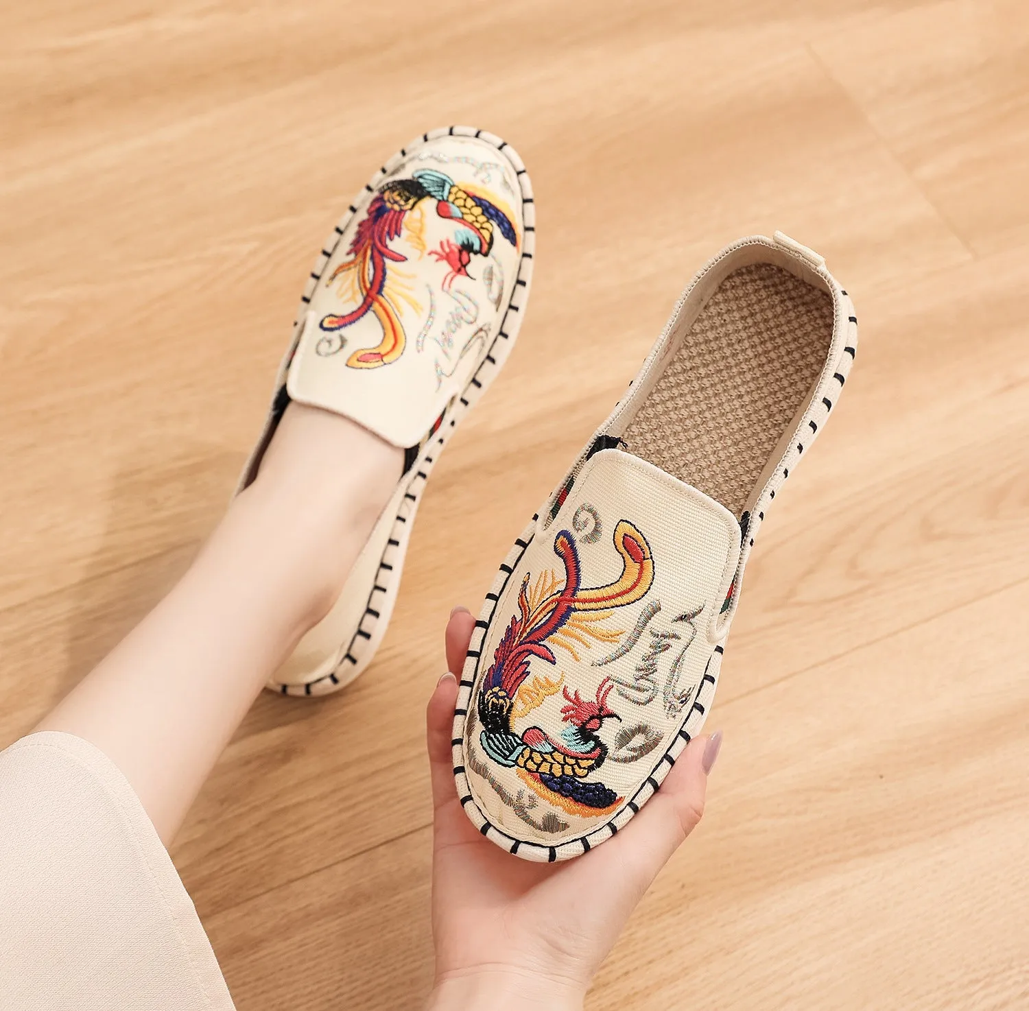 Women's Style Cloth Embroidered Flat Ancient Soft Canvas Shoes